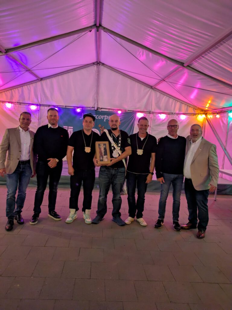 Gruppenfoto mit Schützenkönig Jürgen Esser