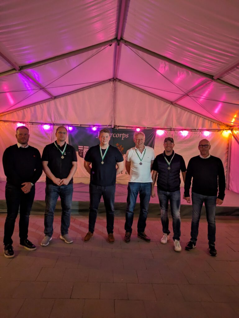 Die Pfandgewinner mit Jägermajor Andreas Zimmer und Adjutant Max König
