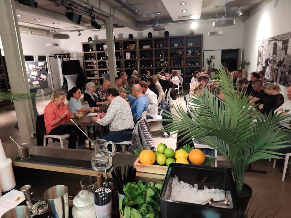 Blick von der Cocktailbar mit Früchten und Minze auf die Gäste