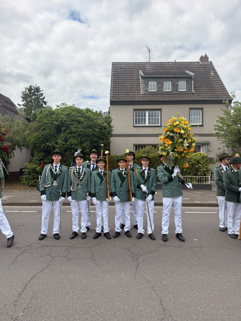 Die Thekenstürmer in Aufstellung im Festzug des Kaarster Schützenfests