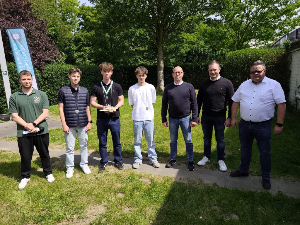 Die Thekenstürmer mit dem Vorsitzenden und dem Adjutanten des Jägercorps auf der Wiese vor der Jägercorps-Fahne beim Jägercorpsschießen