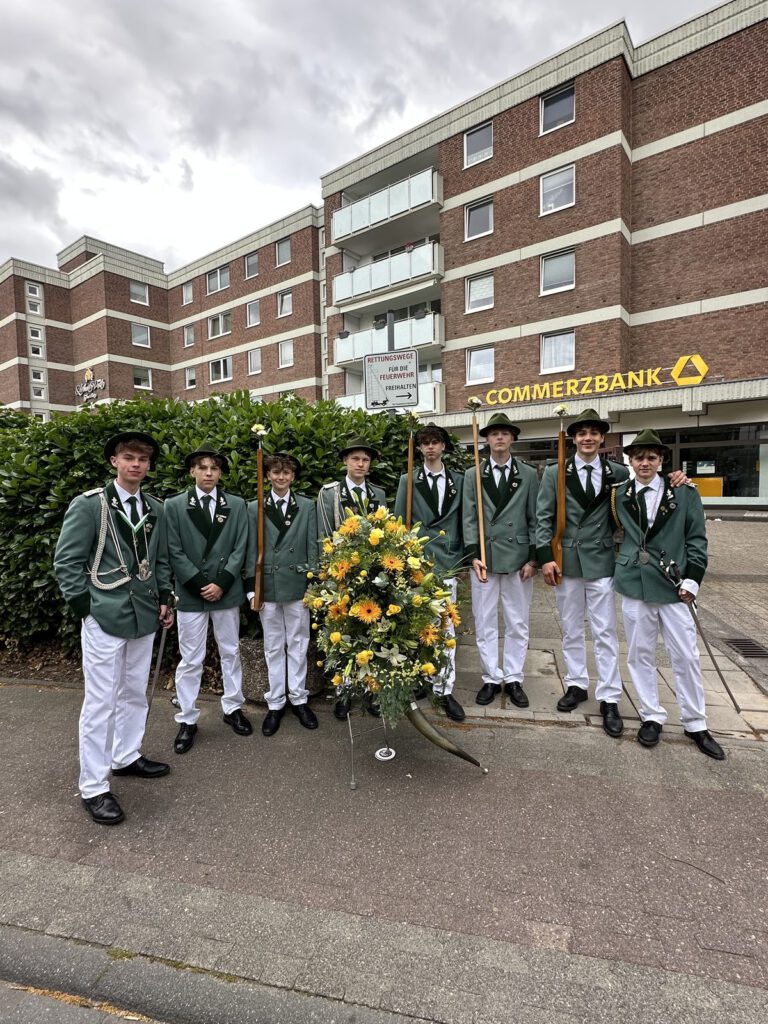 Die Kaarster Thekenstürmer in grüner Jägeruniform mit Blumenhorn beim Schützenfest